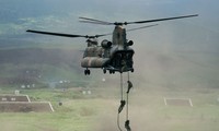 Lính Nhật diễn tập với một chiếc trực thăng CH-47 Chinook tháng 5/2022. (Ảnh: Tomohiro Ohsumi)