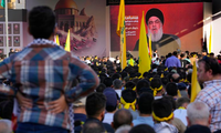 Người Li-băng chăm chú nghe bài phát biểu của lãnh đạo Hezbollah Syed Hassan Nasrallah ngày 3/11. (Ảnh: AP)