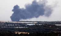 Khói bay lên tại một địa điểm thuộc thuộc Dải Gaza nhìn từ miền nam Israel ngày 4/11. (Ảnh: Reuters)