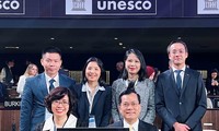 Thứ trưởng Ngoại giao Hà Kim Ngọc tiếp xúc Tổng Giám đốc UNESCO. (Ảnh: Mofa)