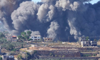 Khói đen bốc lên từ cuộc không kích của Israel vào vùng ngoại ô Aita al-Shaab ở miền nam Li-băng. (Ảnh: AP)