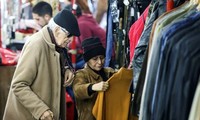 Một đôi vợ chồng già chọn đồ ở chợ quần áo cũ ở Buenos Aires, Argentina. (Ảnh: Reuters)