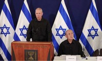Bộ trưởng Quốc phòng Israel Yoav Gallant phát biểu khi đứng cạnh Thủ tướng Benjamin Netanyahu ngày 13/11. (Ảnh: Reuters)