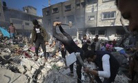 Người dân Palestine tìm kiếm người mất tích trong đống đổ nát sau trận ném bom của Israel vào Dải Gaza ngày 17/11. (Ảnh: AP)