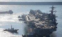 Tàu sân bay Mỹ USS Carl Vinson cập cảng Hàn Quốc ngày 21/11. (Ảnh: Yonhap)