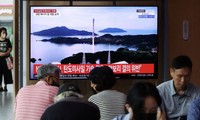 Màn hình TV tại một nhà ga ở Seoul, Hàn Quốc, đăng tin về vụ phóng tên lửa của Triều Tiên ngày 24/8/2023. (Ảnh: Reuters)