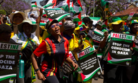 Những người ủng hộ Palestine biểu tình trước Đại sứ quán Israel tại Pretoria, Nam Phi, ngày 20/10. (Ảnh: AP)