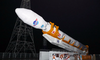 Tên lửa đẩy vệ tinh do thám vệ tinh do thám Malligyong-1 trước khi được phóng ngày 21/11. (Ảnh: KCNA)