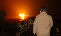 Nhà lãnh đạo Triều Tiên Kim Jong Un theo dõi vụ phóng vệ tinh do thám Malligyong-1 ngày 21/11. (Ảnh: KCNA)