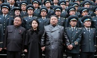 Chủ tịch Triều Tiên Kim Jong Un cùng con gái chụp ảnh cùng các nhà khoa học và kỹ sư đóng góp cho sự kiện phóng vệ tinh do thám đầu tiên lên quỹ đạo. (Ảnh: KCNA)