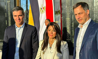 Thủ tướng Tây Ban Nha Pedro Sanchez (trái) và người đồng cấp Bỉ Alexander De Croo (phải) thăm cửa khẩu Rafah ở biên giới giữa Ai Cập và Dải Gaza cùng Bộ trưởng Hợp tác quốc tế Ai Cập Rania al-Mashat. (Ảnh: AP)