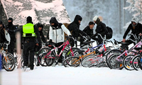 Người di cư đi bằng xe đạp đến cửa khẩu Salla ở miền bắc Phần Lan ngày 23/11. (Ảnh: Reuters)