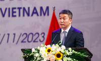 Ông Phan Anh Sơn, Chủ tịch Liên hiệp các tổ chức hữu nghị Việt Nam, phát biểu tại lễ kỷ niệm 50 năm quan hệ Việt - Pháp tối 27/11. (Ảnh: TTXVN)