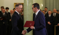 Tổng thống Ba Lan Andrzej Duda bắt tay tân Thủ tướng Mateusz Morawiecki ngày 27/11. (Ảnh: Reuters)