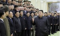 Chủ tịch Triều Tiên Kim Jong Un gặp các thành viên của ủy ban chuẩn bị phóng vệ tinh trinh sát. Ảnh được KCNA đăng ngày 24/11