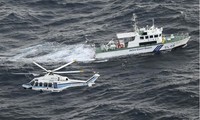Tàu và máy bay của Lực lượng Bảo vệ bờ biển Nhật Bản tìm kiếm ở hiện trường vụ rơi máy bay V-22 Osprey. (Ảnh: Kyodo)