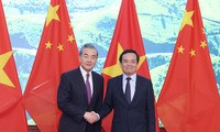 Phó Thủ tướng Trần Lưu Quang chụp ảnh chung với Chủ nhiệm Văn phòng Ủy ban công tác đối ngoại Trung ương Đảng Cộng sản Trung Quốc, Bộ trưởng Ngoại giao Trung Quốc Vương Nghị. (Ảnh: Như Ý)