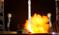 Tên lửa đưa vệ tinh do thám Malligyong-1 của Triều Tiên lên quỹ đạo ngày 21/11. (Ảnh: KNCA)