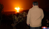 Nhà lãnh đạo Triều Tiên Kim Jong Un quan sát tên lửa đưa vệ tinh do thám Malligyong-1 lên quỹ đạo ngày 21/11. (Ảnh: KCNA)
