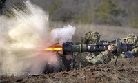 Một lính Ukraine bắn vũ khí chống tăng NLAW trong cuộc tập trận ở vùng Donetsk ngày 15/2/2023. (Ảnh: AP)