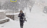 Một người đi giữa trời tuyết rơi ở thủ đô Mátxcơva ngày 4/12. (Ảnh: AP)