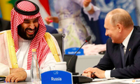 Tổng thống Nga Vladimir Putin (phải) và Thái tử Ả-rập Xê-út Mohammed bin Salman. (Ảnh: Reuters)
