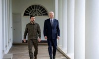 Tổng thống Mỹ Joe Biden (phải) cùng người đồng cấp Ukraine Volodymir Zelensky bước trên hành lang ở Nhà Trắng trong chuyến thăm của nhà lãnh đạo Ukraine ngày 21/9. (Ảnh: Reuters)