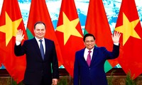 Thủ tướng Phạm Minh Chính và Thủ tướng Belarus Roman Golovchenko chụp ảnh chung trước cuộc hội đàm ngày 8/12. (Ảnh: Như Ý)