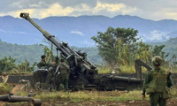 Thành viên của 1 trong 3 lực lượng nổi dậy ở Myanmar đang kiểm tra vũ khí. (Ảnh: AP)