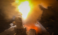 Tàu chiến USS Carney của Hải quân Mỹ đánh chặn tên lửa và máy bay không người lái của phiến quân Houthi trên Biển Đỏ ngày 19/10. (Ảnh: US Navy)