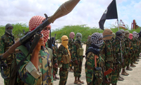 Các thành viên Al-Shabaab trong cuộc diễn tập ở Mogadishu, Somalia, năm 2010. (Ảnh: AP)