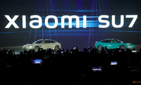 Hai mẫu xe điện thuộc dòng SU7 của Xiaomi được ra mắt ngày 28/12. (Ảnh: Reuters)