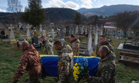 Lính Ukraine khiêng quan tài của đồng đội ở nghĩa trang Iltsi ngày 26/12/2023. (Ảnh: AP)