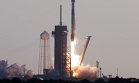 Tên lửa Falcon 9 của SpaceX mang theo 53 vệ tinh internet Starlink bay lên từ cảng vũ trụ Vũ trụ Kennedy ở Cape Canaveral, Florida, Mỹ, ngày 18/5/2022. (Ảnh: Reuters)