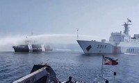 Philippines cáo buộc tàu Trung Quốc dùng vòi rồng ngăn cản tàu tiếp tế vào cấu trúc tranh chấp ở Biển Đông. (Ảnh: QĐ Philippines)