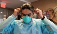 Một bác sĩ đang đeo khẩu trang N95 tại bệnh viện ở Oklahoma năm 2021. (Ảnh: Reuters)