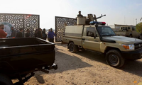 Các thành viên của nhóm vũ trang người Shi'ite ở Iraq ngồi trên xe sau cuộc tấn công bằng máy bay không người lái vào trụ sở dân quân được Iran hậu thuẫn ở Baghdad, Iraq, ngày 4/1. (Ảnh: Reuters)