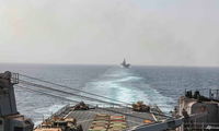 Tàu đổ bộ USS Carter Hall và tàu tấn công đổ bộ USS Bataan đi qua eo biển Bab al-Mandeb ngày 9/8/2023. (Ảnh: US Navy)