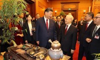 Tổng Bí thư Nguyễn Phú Trọng cùng Tổng Bí thư, Chủ tịch Trung Quốc Tập Cận Bình nghe giới thiệu về trà đạo Việt Nam nhân chuyến thăm của nhà lãnh đạo Trung Quốc đến Hà Nội tháng 12/2023. (Ảnh: TTXVN)