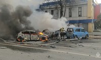 Chiếc ô-tô bị cháy khi thành phố Belgorod của Nga bị tấn công ngày 30/12/2023. (Ảnh: Bộ Khẩn cấp Nga)