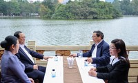 Hai Thủ tướng Việt Nam và Lào tham quan, uống cà phê bên hồ Hoàn Kiếm