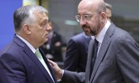 Chủ tịch Hội đồng châu Âu Charles Michel nói chuyện với Thủ tướng Hungary Viktor Orban tại hội nghị của EU diễn ra vào tháng 3/2023. (Ảnh: AP)