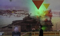 Một người đi qua bức chân dung ông Sheikh Saleh al-Arouri, quan chức cấp cao của Hamas bị ám sát ở Li-băng tuần trước. (Ảnh: AP)