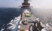 Trực thăng của Houthi chiếm quyền kiểm soát tàu hàng Galaxy Leader trên Biển Đỏ ngày 20/11/2023. (Ảnh: Houthi)
