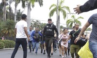 Các nhân viên đài truyền hình ở Ecuador được sơ tán sau khi các tay súng khống chế một chương trình trực tiếp. (Ảnh: AP)