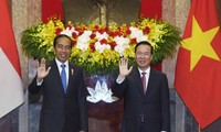Chủ tịch nước Võ Văn Thưởng và Tổng thống Indonesia Joko Widodo chụp ảnh chung trước cuộc hội đàm ngày 12/1. (Ảnh: Như Ý)