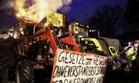 Các nông dân Đức xếp hàng máy kéo trước Cổng Brandenburg để chuẩn bị cho cuộc biểu tình quy mô lớn phản đối chính sách thuế. (Ảnh: Reuters)