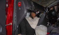 Người đàn ông bị phát hiện giấu cô gái trong xe ô-tô để đưa vào Anh. (Ảnh: BNV Anh)