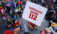 Một khẩu hiệu của người biểu tình Thái Lan đòi thả tù nhân chính trị và huỷ bỏ Điều 112. (Ảnh: Reuters)