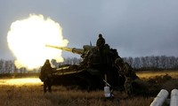 Lính Ukraine bắn pháo ở chiến trường Bakhmut. (Ảnh: Reuters) 